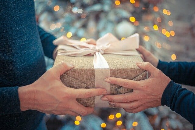 Surprise your Boyfriend at a Distant Place with Unique Gifting Ideas